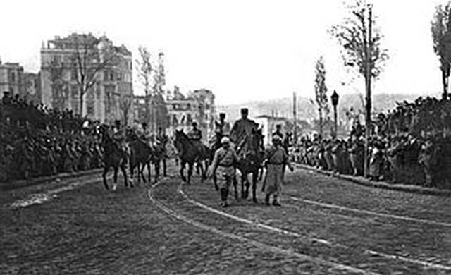8 февраля 1919 г. Французский генерал Де Эсперей вступает в город на коне, ведомого под уздцы 2 солдатами — повторение въезда султана Мехмеда 2-го в поверженный Константинополь в 1453 г.