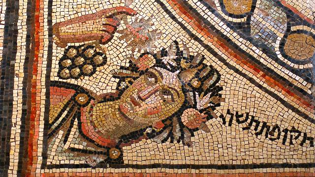 Мозаика в синагоге Хамат Тверия. Фигура Осени с виноградной лозой Надпись на иврите Ткуфат Тишрей (Осенний сезон)