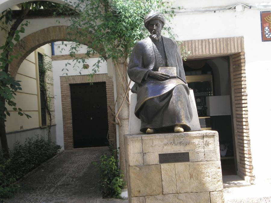 Памятник Рамбаму во дворе синагоги