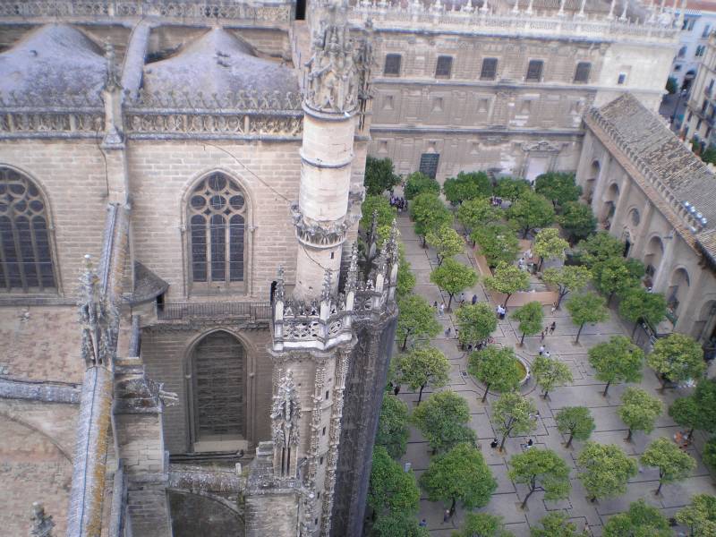 Кафедральный собор Севильи. Внутренний дворик — панорама с верхней точки Хиральды