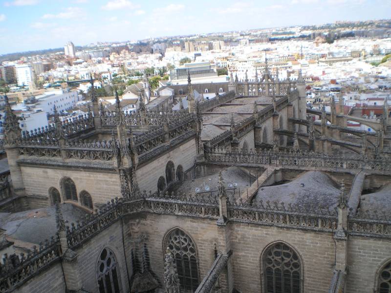 Крыши собора и панорама Севильи с верхней площадки Хиральды