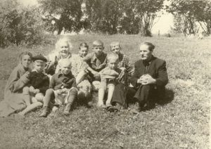 Желомеино, под Москвой. 1956. В центре — бабушка Оля, с Краю — дедушка Саша. Дальше всех от фотоаппарата — я, подпасок