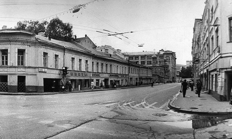 Слева «Чебуречная», напротив колбасный магазин