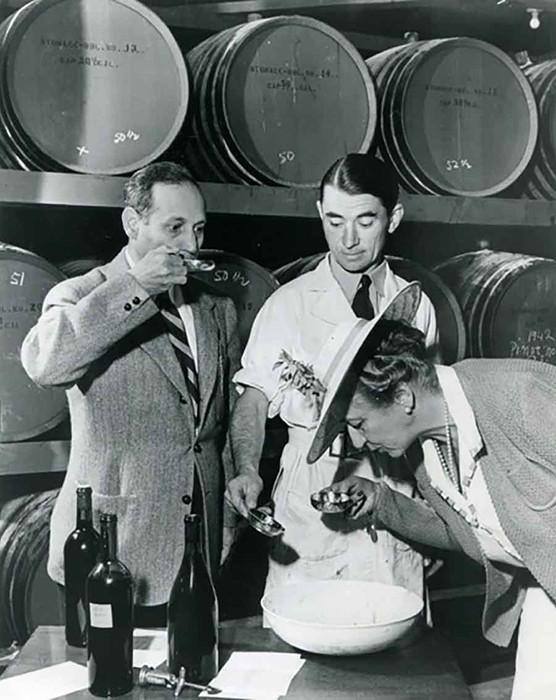 Жорж де Латур, Андрей Челищев, Фернанде де Латур. Проба вина в винодельне BV, 1939 год