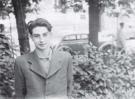 Толя Рохваргер летом 1953 года на Цветном Бульваре в Москве