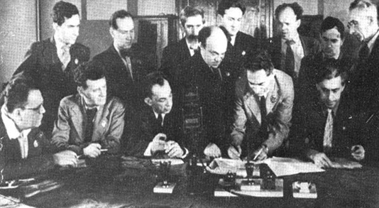 На фото заседания Президиума ЕАК в центре стоит Соломон Михоэлс, который был Председателем ЕАК. Его Сталин уничтожил первым. Остальных расстреляли через два года. Уцелел только писатель Илья Эренбург (сидит крайний справа).