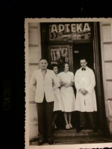 Довоенное фото Тедеуша Панкевича с сотрудниками у входа в аптеку