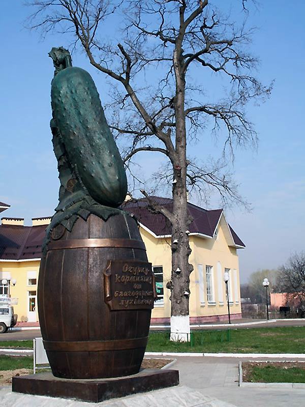Памятник Огурцу Кормильцу в Луховицах