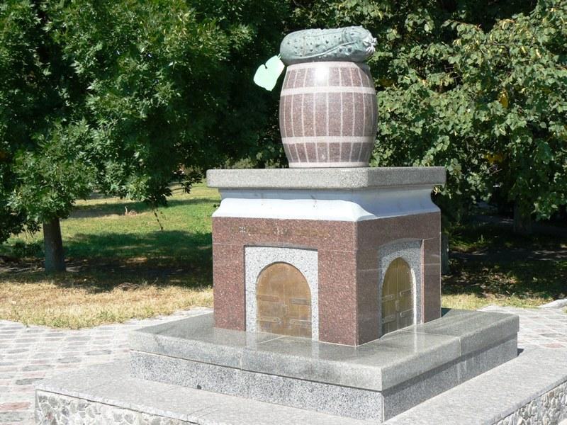 Памятник Огурцу в Нежине