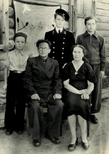 Семья Иоффе. Родители: отец — Григорий Саулович; мать — Куна Наумовна. Братья (слева направо): Наум, Саул, Эмануил