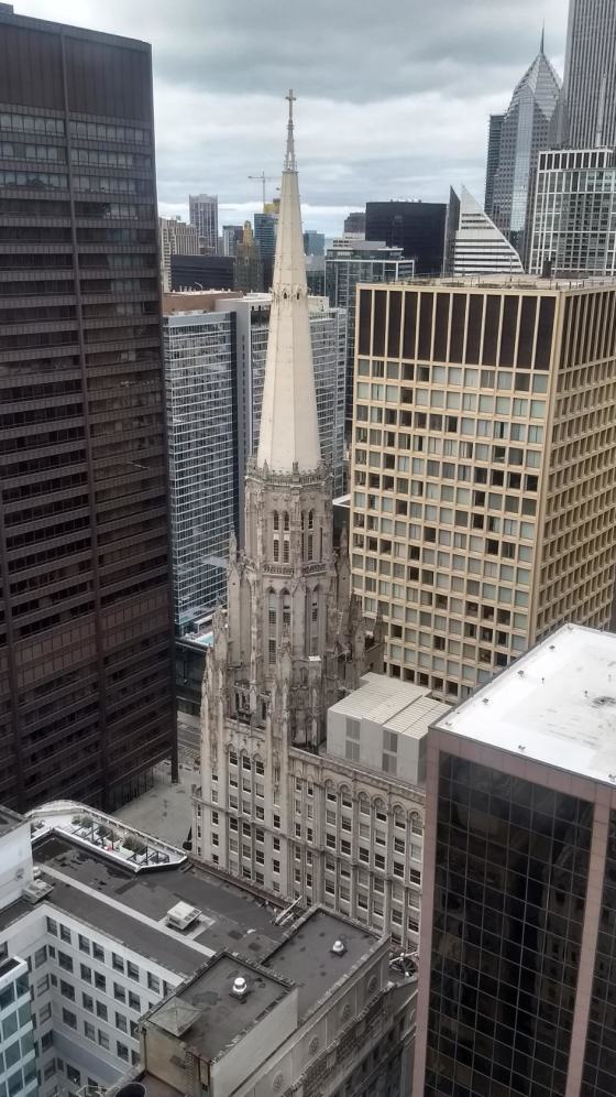 Вид из окна 47-го этажа на First United Methodist Church и Daley Plaza