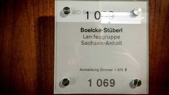 Один из своих конференц-залов в Бундестаге АдГ назвала в честь пилота-истребителя Освальда Бёльске
