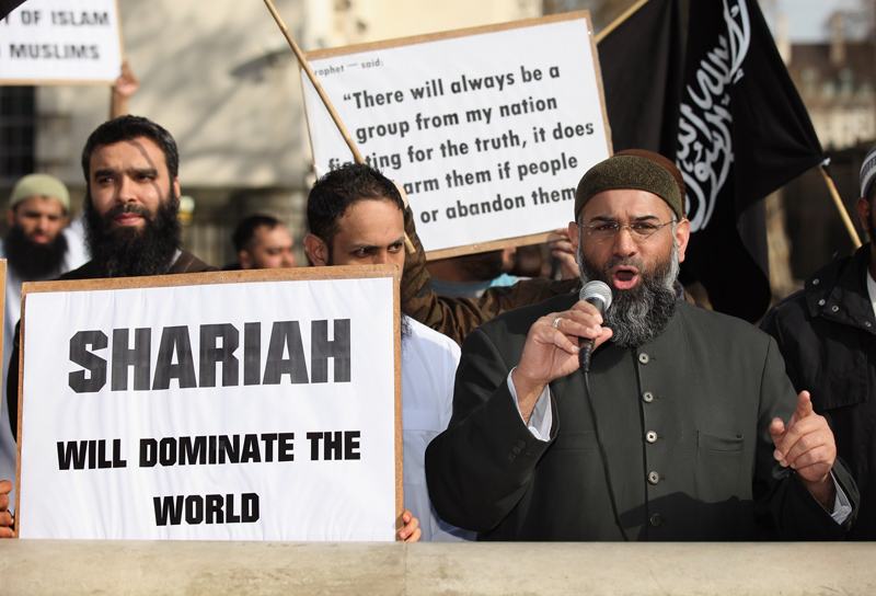 Анжем Чоудари (справа) Британский исламский радикал, который в настоящее время находится в тюрьме, выступает на митинге протеста в Лондоне 21 Марта, 2011 (Photo by Oli Scarff/Getty Images)