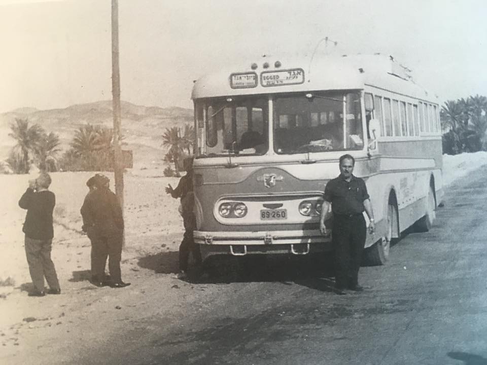 Водитель «Эгед» Зеев Ратнер по дороге в Санта-Катарину (Синай). Вскоре после окончания Войны Судного дня