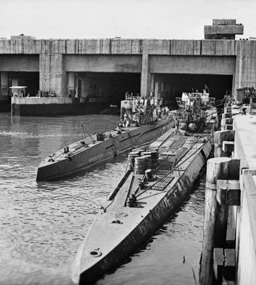 Немецкие подводные лодки типа VII (слева) И IX перед бункером в Тронхейме 