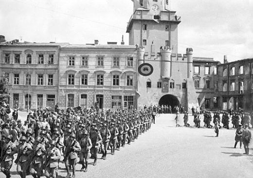 Советские воины в освобожденном Люблине. 24 июля 1944 г