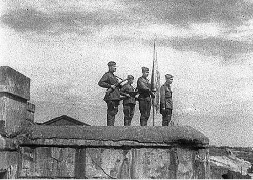 Над Брестской крепостью вновь Красное знамя. 28 июля 1944 г.