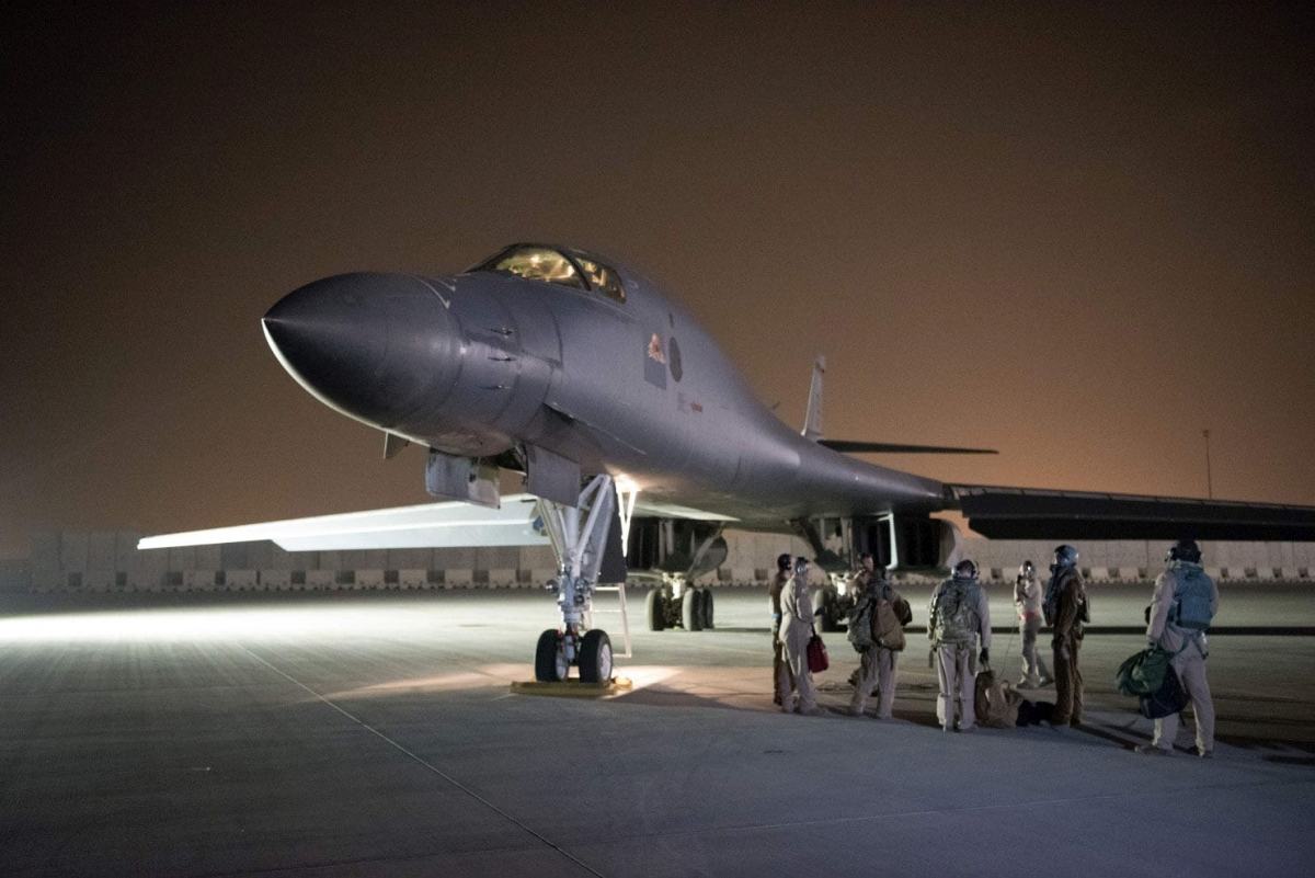 На авиабазе Аль-Удэйд в Катаре 379-я экспедиционная группа по техническому обслуживанию проводит предполетные проверки на 34-й бомбардировочной эскадрилье B-1B Lancer (Фото ВВС США мастера сержанта Фила Спека)