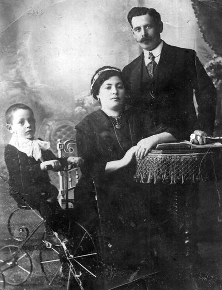 Папа с приемными родителями Ольгой и Соломоном, 1912 год