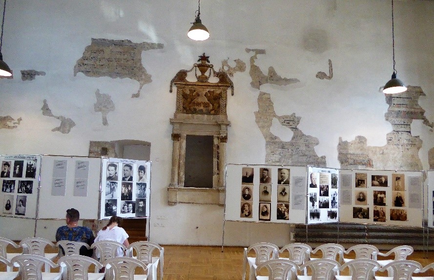 Вдоль стен стеллажи с фотографиями еврейских семей еврейского Казимежа