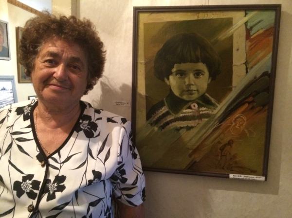 Ада Райченок у своего детского портрета. Лужки, август 2016 г.