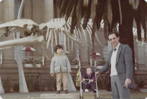 Музей Претория, перед фасадом скелет динозавра. Я с сыном и дочкой, 1980г.