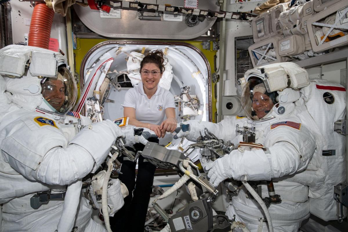 Астронавты НАСА Ник Хейг, Кристина Кук, Энн Макклейн.  снимок NASA