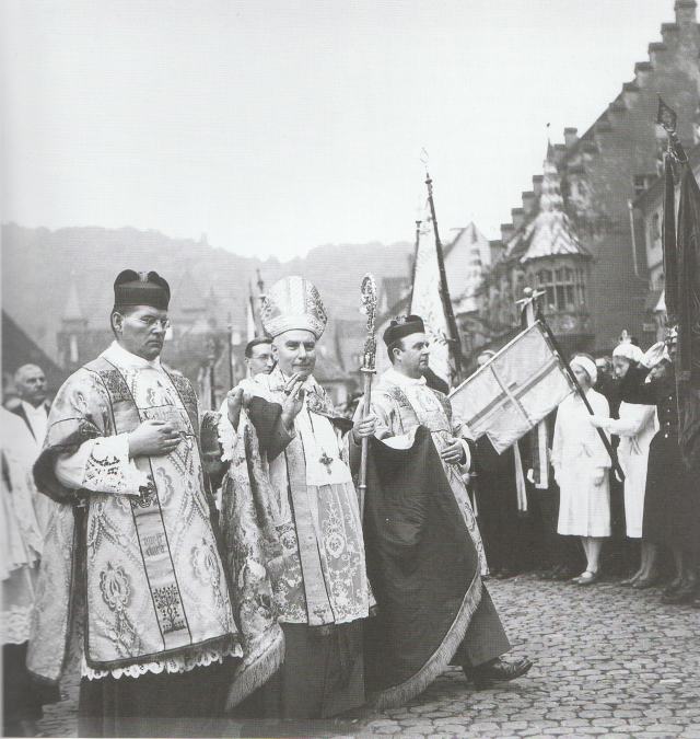 Архиепископ Конрад Грёбер при своей интронизации 20-го июня 1932 года