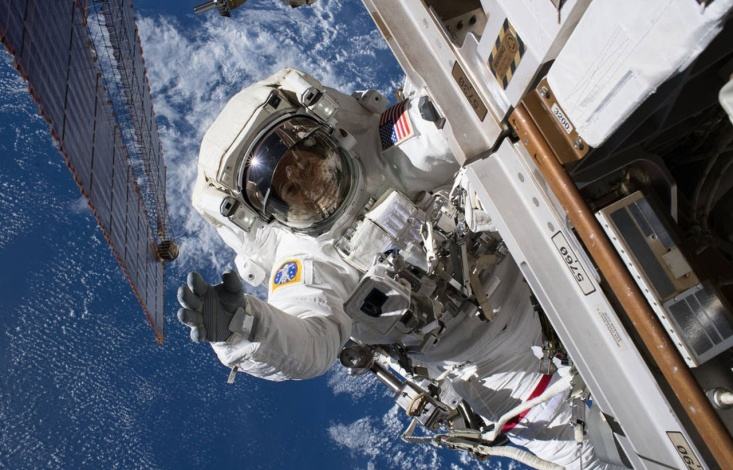 Энн Макклейн на вахте МКС, снимок NASA