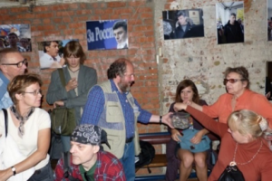 Аркадий Коников в Сахаровском центре в 2015 году- на первом вечере памяти Бориса Немцова раздаёт значки