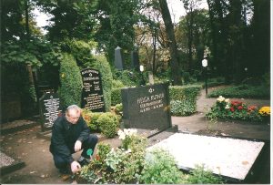 Первоначальный вид могилы Фридриха на Вайсензее. У могилы друг Фридриха Борис Антипов. Фото М. Полянской.