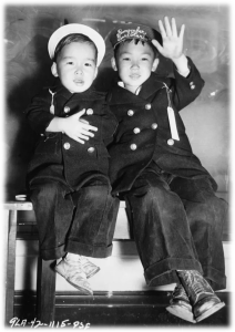 Японские дети в Сан-Франциско перед отправкой в лагерь для интернированных. У одного из них на головном уборе надпись «Помни Перл-Харбор».