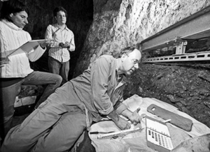 Археолог Николас Конард исследует пласт находок в пещере Хоуле
