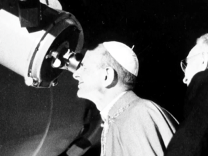 Папа Павел IV в Папской обсерватории наблюдает за приближением к Луне Аполло 11 в 1969 году