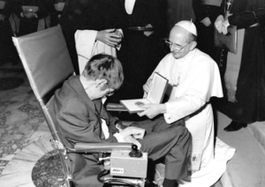 Папа Павел VI в 1975 году вручает Стефану Хокингу золотую медаль Папской Академии наук за работы по изучению «чёрных дыр». Учёному было тогда всего тридцать три года и уже 12 лет он пытался умом проникнуть во вселенную будучи прикованным к этому инвалидному креслу.