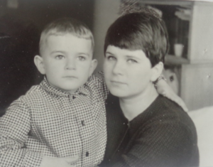 Ольга Расстригина (Можаева) с сыном (фото начала 1960-х годов)