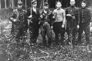  Группа партизан-евреев недалеко от Вильно ( Вильнюс) 1942 год.
