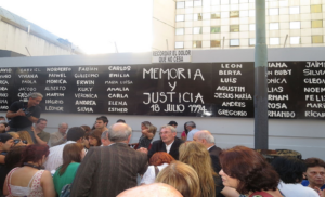 Памятная стела с именами погибших в Буэнос-Айресе