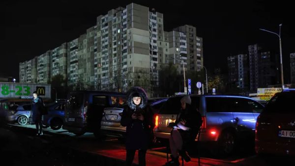 Киев в ноябре 2022 года: После российской атаки отключилось электричество.
