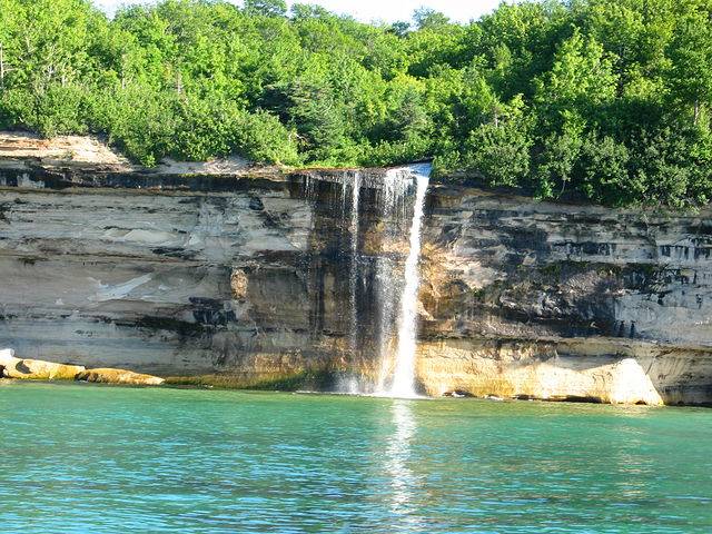 Водопад Spray Falls (Рассеивающийся водопад)