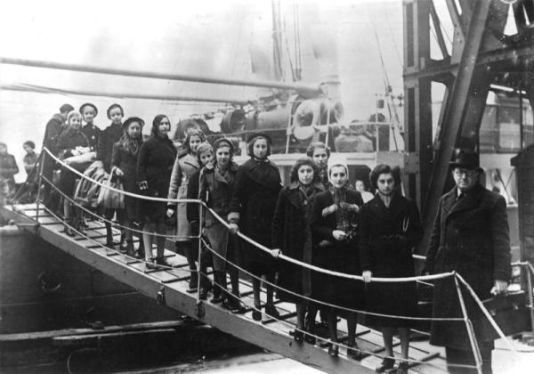 Kinder polnischer Juden aus dem Gebiet zwischen Deutschland und Polen bei Ihrer Ankunft mit der "Warschau" in London.<br />