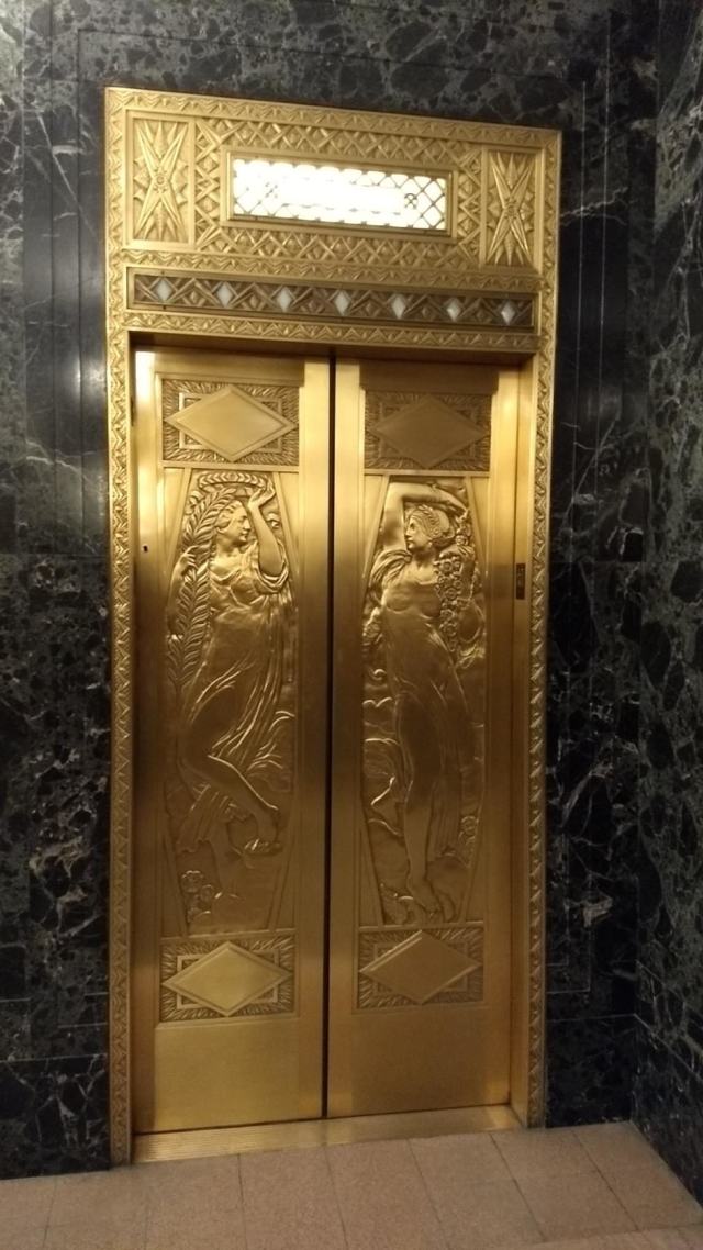 Двери лифта