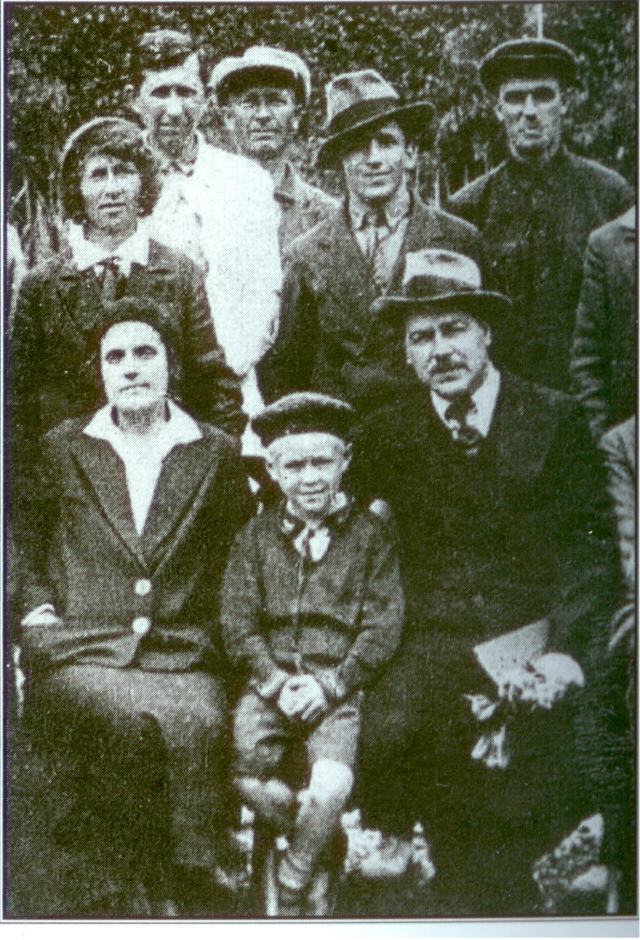 Юра Вавилов с матерью Еленой Ивановной Барулиной и отцом Николаем Ивановичем Вавиловым. Ялта, Никитский ботанический сад, 1933