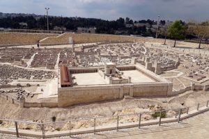 Общий вид Иерусалима христовых времен. На переднем плане — макет Первого храма