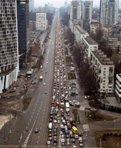 Киев, проспект Победы 24 февраля 2022 года: жители столицы покидают город во время бомбардировки