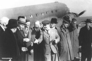 Фото 4. Встреча самолета с иностранными гостями, прибывшими на юбилейные мероприятия, Москва, июнь 1945.