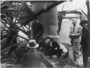 Фото 8. Участники юбилейной сессии АН СССР осматривают разрушенные памятники архитектуры Пулковской обсерватории, 1945.